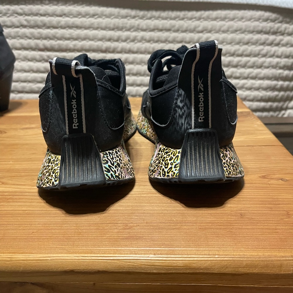 Size 7 Reebok shoe - Picture 3 of 3